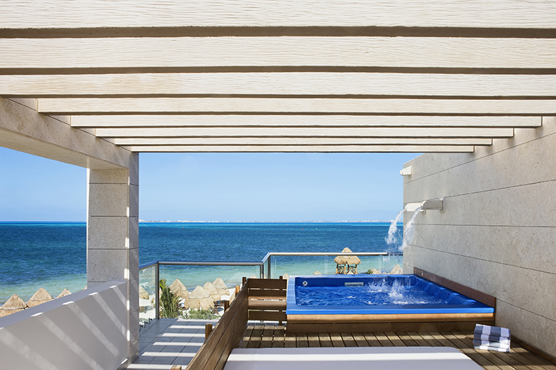 Should You Book a Swim up Suite, a Private Pool, or a Plunge Pool For Your Romantic Getaway?
